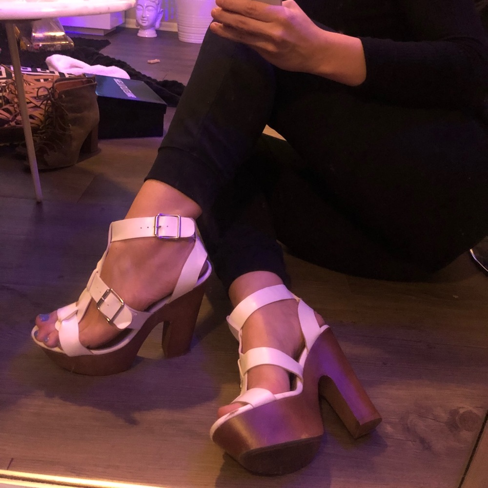 ❄️🌬 white buckle platform heels🌬❄️